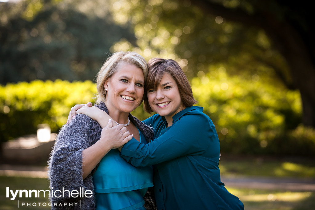 mom and daughter family pictures in downtown