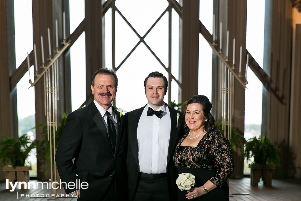 groom and parents picture wedding day